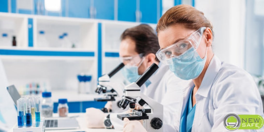 استفاده از عینک ایمنی در آزمایشگاه+8 دلیل اصلی